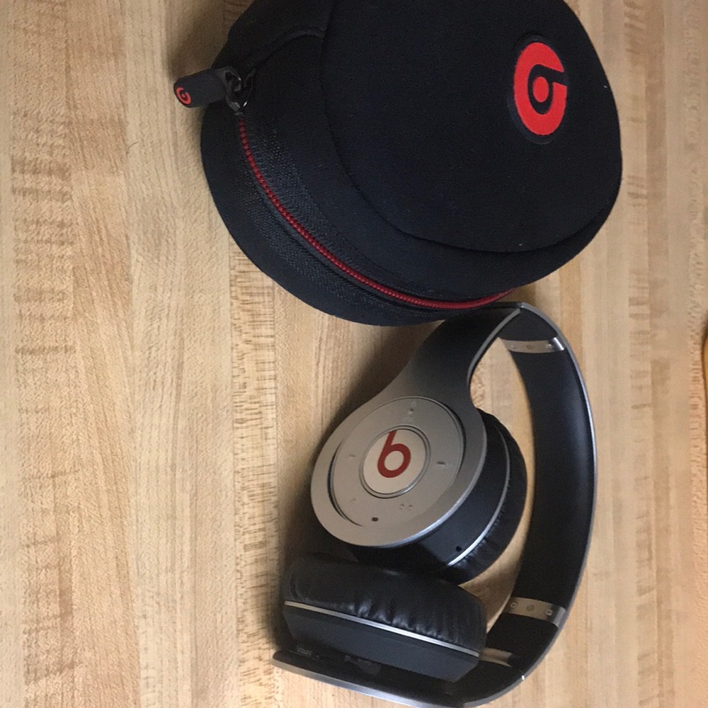 Wireless Beats byDre and Michael Kors jewelry - Picture 5 of 5